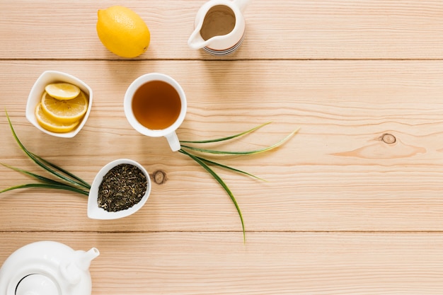 Vista superior de la taza de té y hervidor de agua