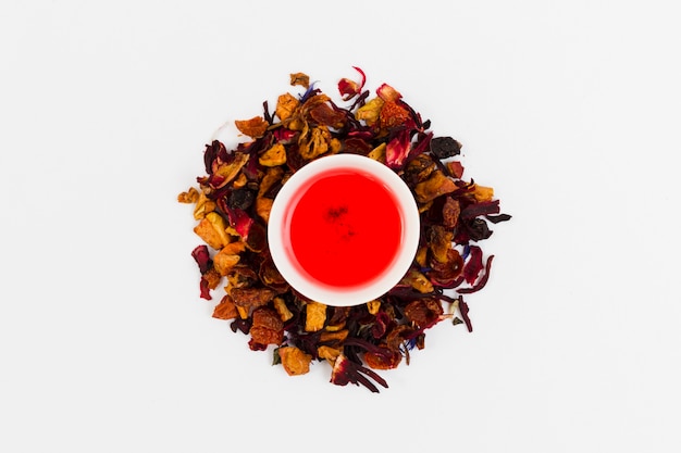 Foto gratuita vista superior taza de té con hojas
