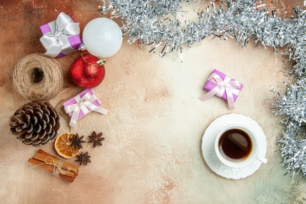 Vista superior de una taza de té con juguetes y regalos.