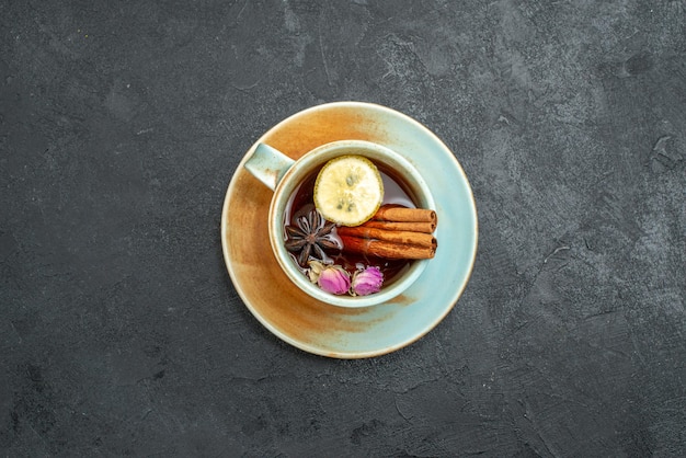 Vista superior taza de té con limón y canela sobre un fondo gris bebida de té fruta limón