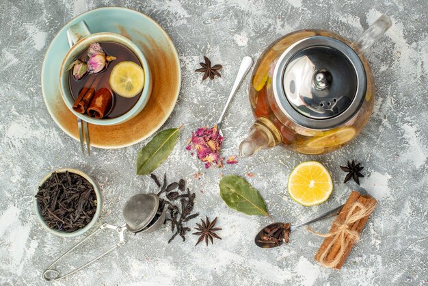 Vista superior taza de té con limón en el fondo claro desayuno ceremonia de flores sabor fruta comida color mañana