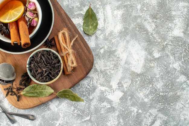 Vista superior taza de té con limón sobre fondo blanco ceremonia de flores comida color mañana sabor fruta desayuno espacio libre