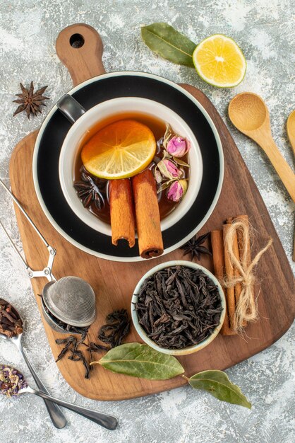 Vista superior taza de té con limón sobre fondo blanco ceremonia de flores comida color mañana sabor fruta desayuno