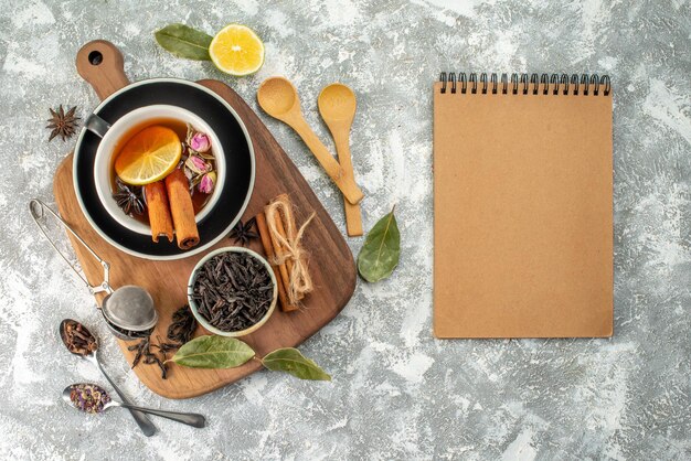 Vista superior taza de té con limón sobre fondo blanco ceremonia de flores comida color mañana sabor frutas desayuno