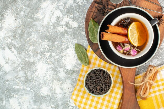 Vista superior taza de té con limón sobre fondo blanco ceremonia sabor color desayuno fruta flor comida mañana espacio libre