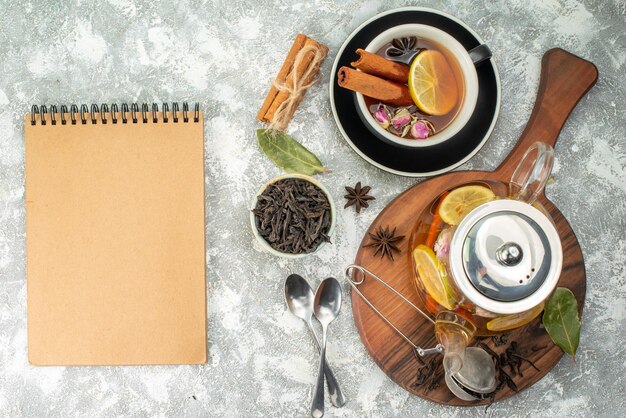 Vista superior taza de té con limón sobre fondo claro color mañana desayuno ceremonia comida fruta flor sabor