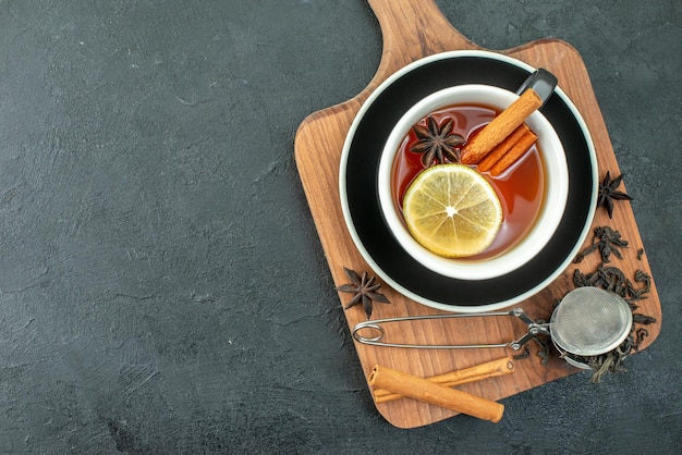 Vista superior taza de té con limón sobre fondo oscuro ceremonia té desayuno agua bebida color foto