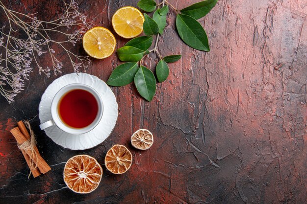 Vista superior de la taza de té con limón sobre mesa oscura azúcar té foto galleta dulce