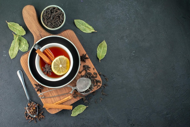 Vista superior taza de té con limón y té negro fresco sobre fondo oscuro ceremonia té desayuno agua bebida foto en color