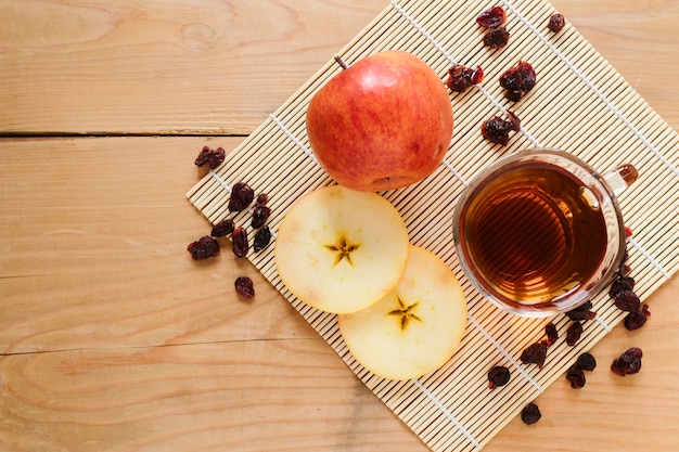 Foto gratuita vista superior de la taza de té con manzana