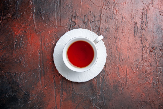 Vista superior de la taza de té en la mesa oscura