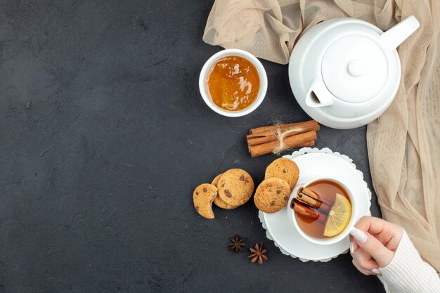 Vista superior taza de té con miel y galletas sobre fondo oscuro ceremonia de comida desayuno comida color limón galletas almuerzo