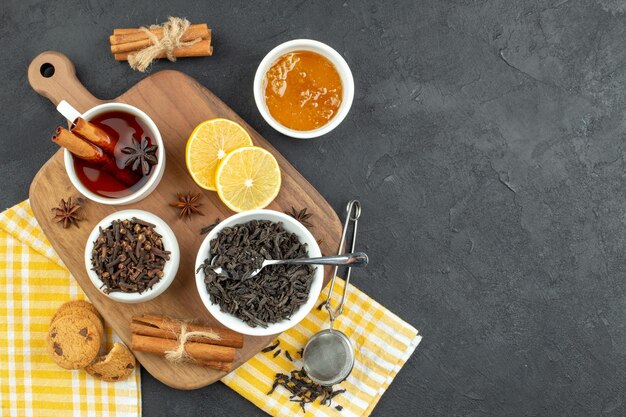 Vista superior taza de té con miel de té negro y rodajas de limón sobre fondo oscuro mañana café color comida mesa desayuno huevo familia