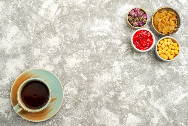 Vista superior de la taza de té con pasas sobre fondo blanco té dulce pasas