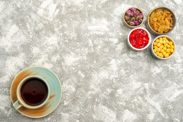 Vista superior de la taza de té con pasas sobre fondo blanco té dulce pasas