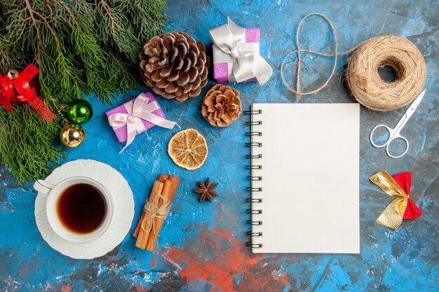 Vista superior de una taza de té con pequeños regalos.