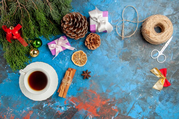 Vista superior de una taza de té con pequeños regalos.