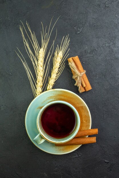 Vista superior de una taza de té en un plato pequeño