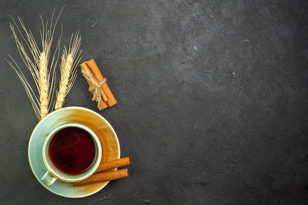 Vista superior de una taza de té en un plato pequeño