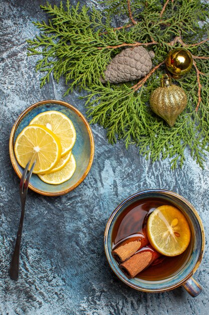 Foto gratuita vista superior de la taza de té con rodajas de limón en el escritorio de luz color galleta foto de navidad año nuevo