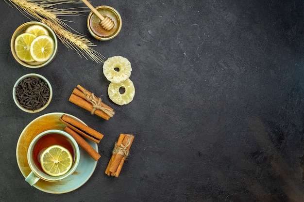 Foto gratuita vista superior taza de té con rodajas de limón y miel o