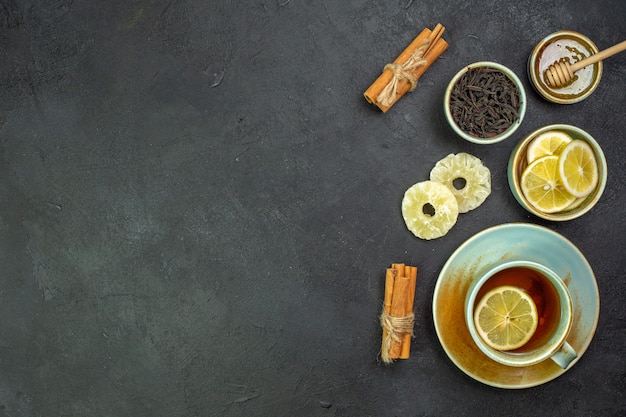 Vista superior de una taza de té con rodajas de limón y miel