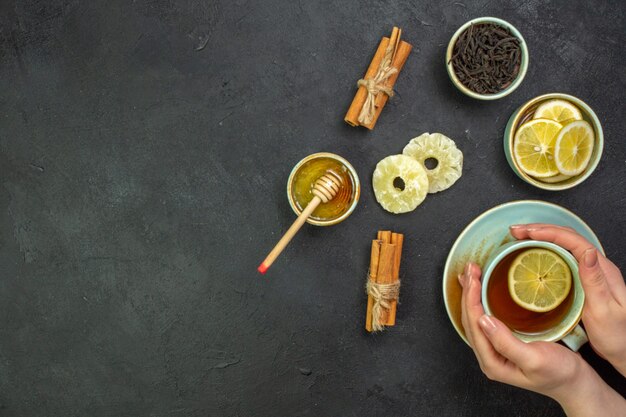 Vista superior de una taza de té con rodajas de limón y miel