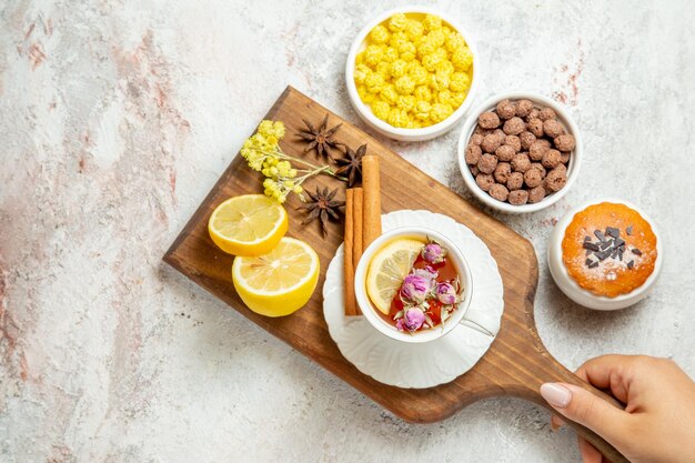 Vista superior de la taza de té con rodajas de limón sobre fondo blanco beber té de frutas cítricas