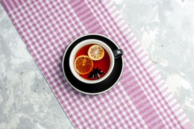 Vista superior de la taza de té con rodajas de limón en la taza de té de bebida de pared blanca