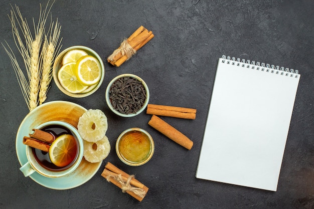 Vista superior de una taza de té con rodajas de limón.