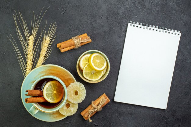 Vista superior de una taza de té con rodajas de limón.