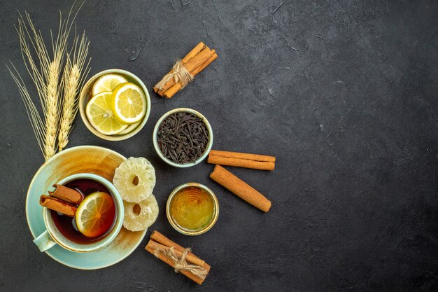 Vista superior de una taza de té con rodajas de limón.