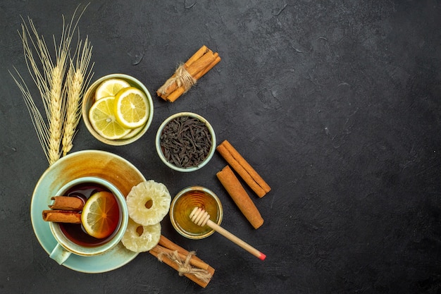 Vista superior de una taza de té con rodajas de limón.