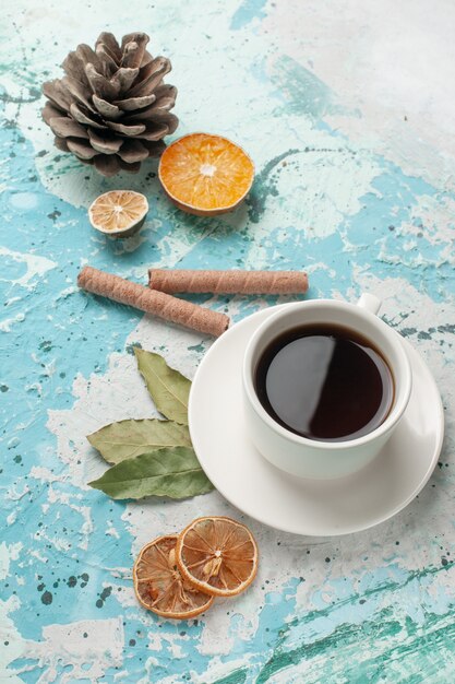 Vista superior de una taza de té en la superficie azul claro