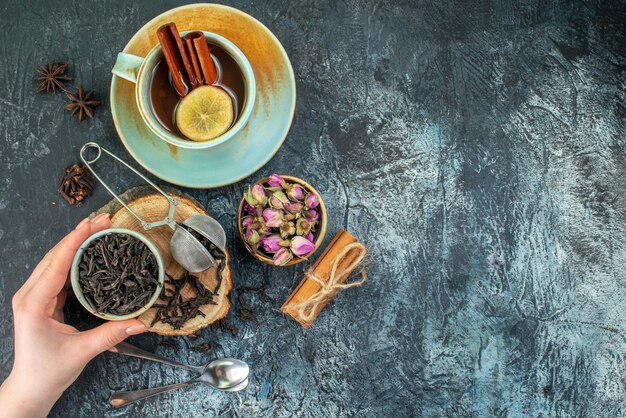 Vista superior taza de té con té negro fresco sobre fondo gris claro sabor té café foto color desayuno flores ceremonia