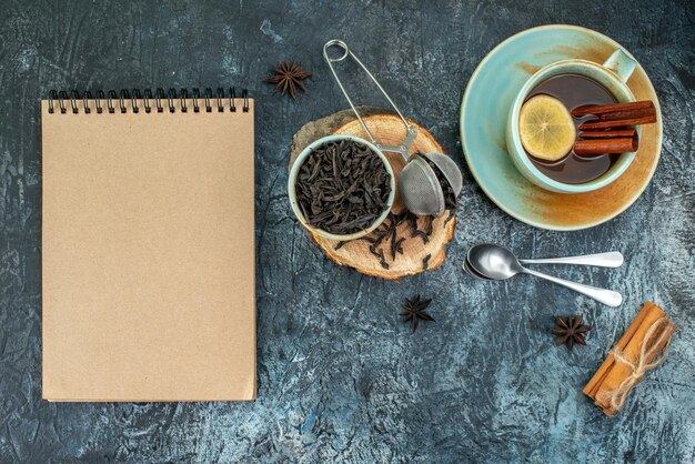 Vista superior taza de té con té negro fresco sobre fondo gris claro té fruta café foto color ceremonia desayuno bebidas