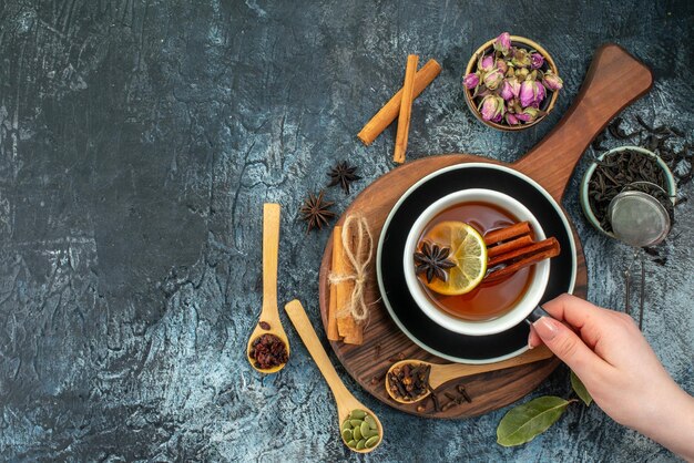 Vista superior taza de té con té negro sobre el fondo gris té fruta agua color ceremonia foto bebida desayuno