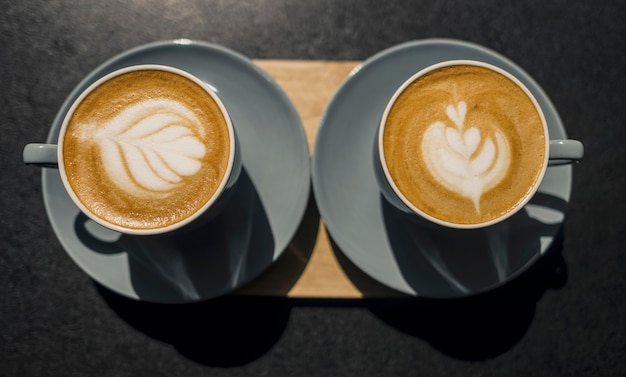 Foto gratuita vista superior de tazas de café decoradas hechas por barista