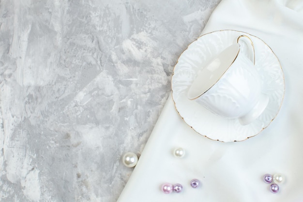 Foto gratuita vista superior tazas elegantes con hermosas cuentas en superficie blanca foto horizontal color de vidrio de imagen femenina