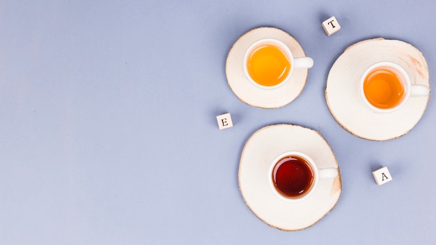 Foto gratuita vista superior tazas de té con dados de letras