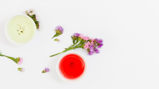 Vista superior tazas de té con flores