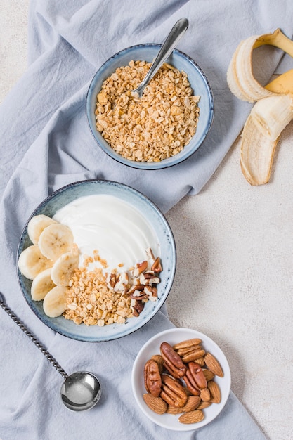 Vista superior del tazón de desayuno con avena y frutas