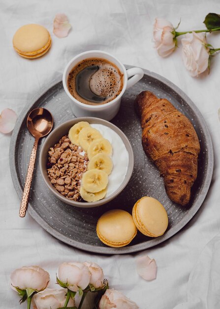 Vista superior del tazón de desayuno con cereales y croissant
