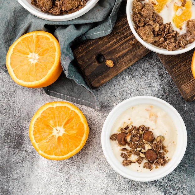 Foto gratuita vista superior del tazón de desayuno con naranja y granola