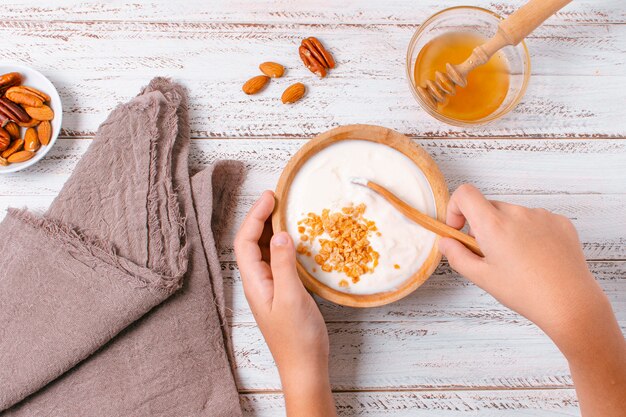 Vista superior del tazón de desayuno con yogur y avena