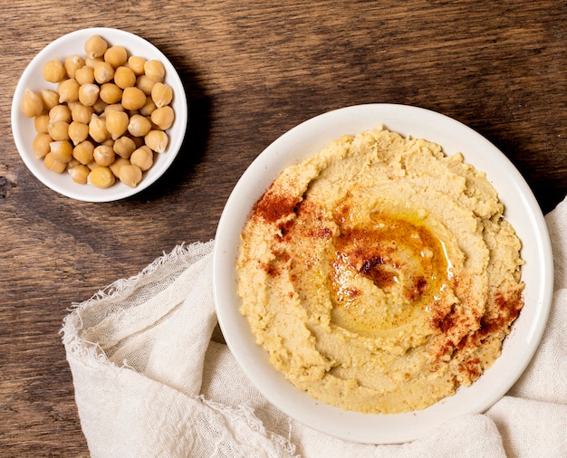 Foto gratuita vista superior del tazón de hummus con garbanzos