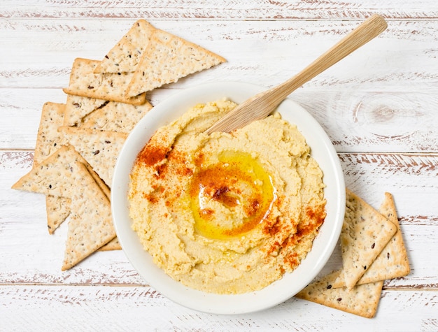 Foto gratuita vista superior del tazón de hummus con nacho chips