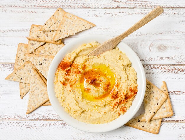 Vista superior del tazón de hummus con nacho chips