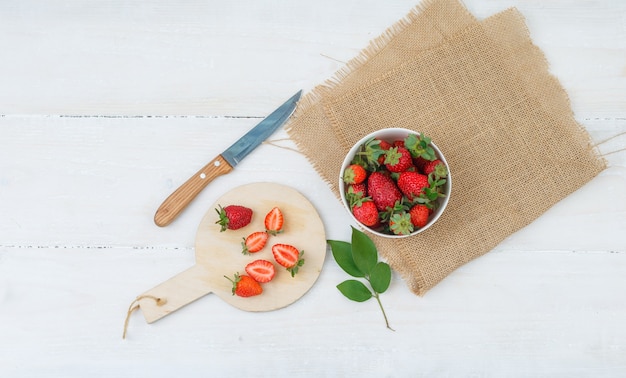 Vista superior del tazón y plato con fresas