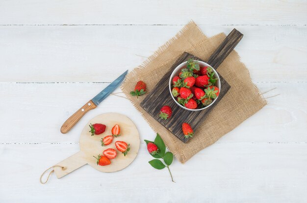 Vista superior del tazón y plato con fresas